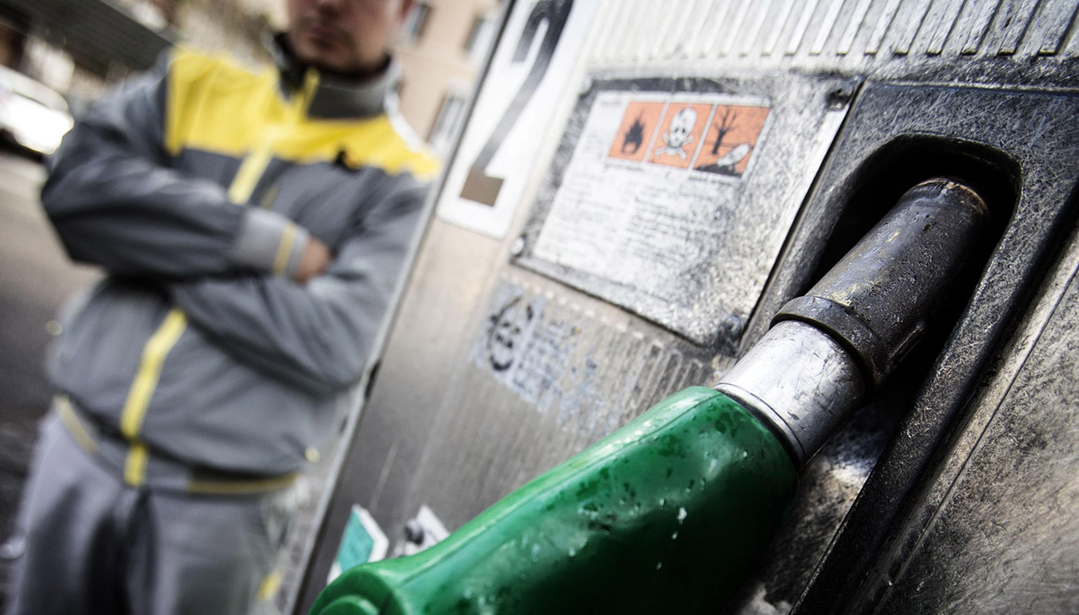 Salgono i prezzi dei carburanti e del metano, allarme consumatori su ricadute per famiglie