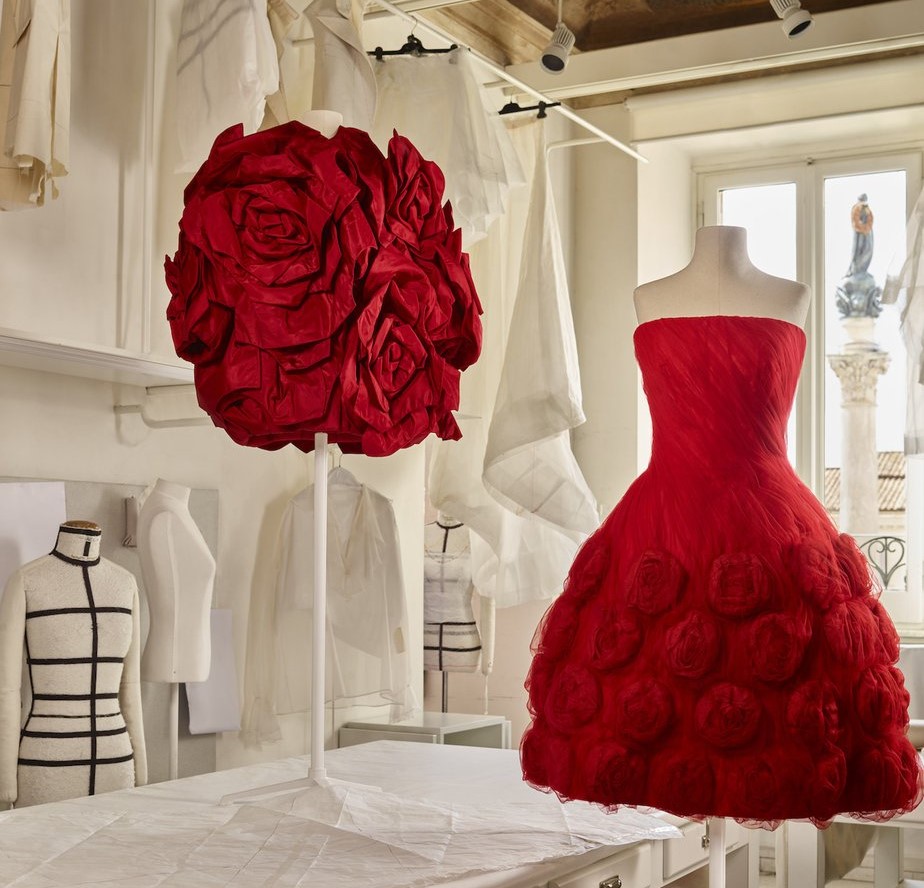 Forever Valentino: a Doha una mostra celebra il fondatore della Maison