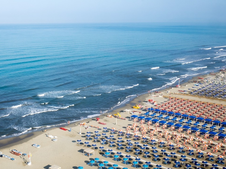 Unioncamere: +25% per le attività che gestiscono le spiagge italiane, record a Camaiore