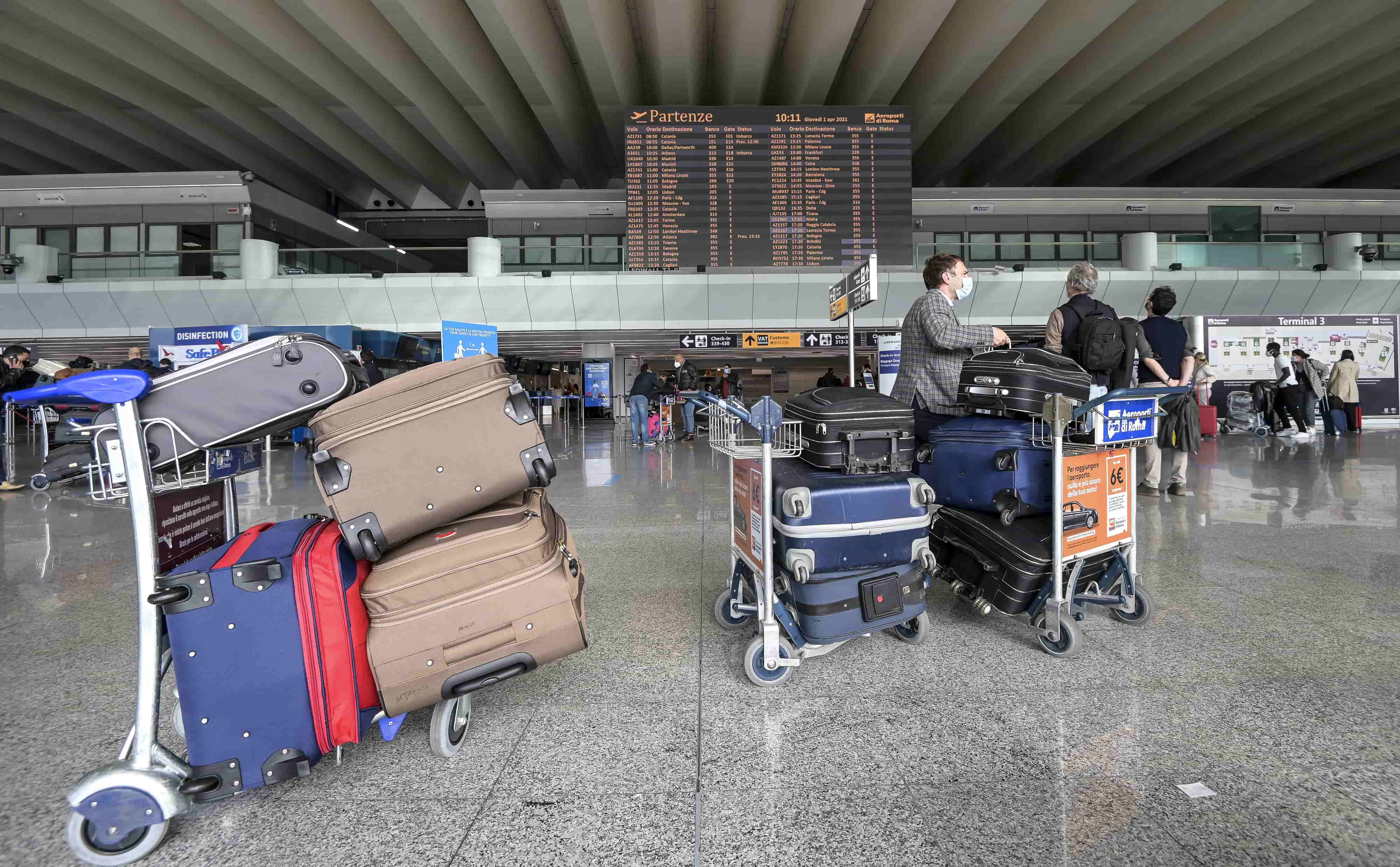 Vacanze: Assoutenti diffonde decalogo per risparmiare su voli, hotel e strutture ricettive